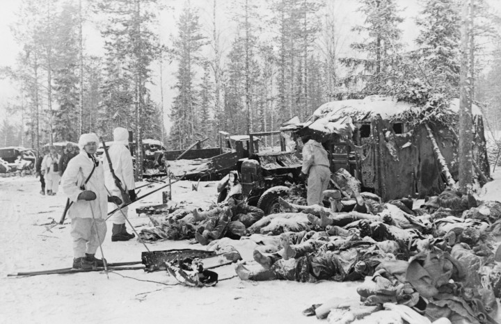 Finn katonák orosz katonák holttestei fölött egy csata után a szovjet–finn háborúban – Fotó: Hulton-Deutsch Collection / Corbis / Getty Images