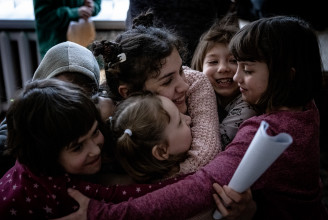 Egy ölelés akár életet is menthet – menekült színészek menekült árváknak játszottak Kárpátalján