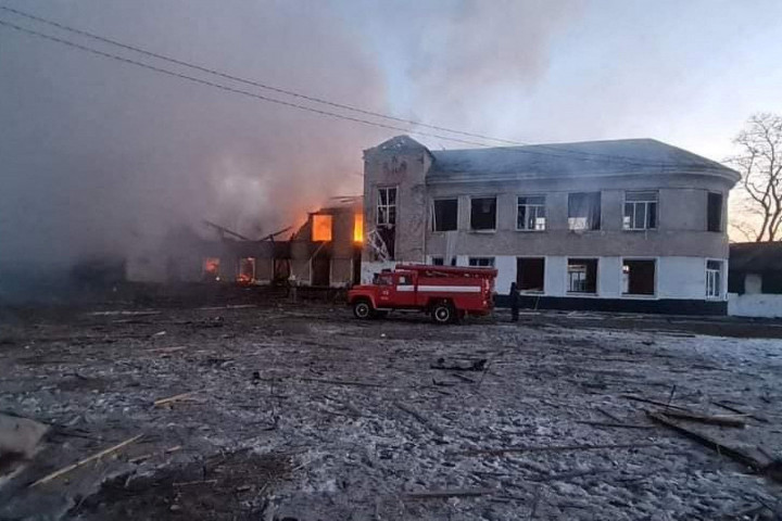 A lebombázott iskola Merefában – Fotó: State Emergency Service of Ukraine / Reuters