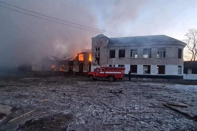 A lebombázott iskola Merefában – Fotó: State Emergency Service of Ukraine / Reuters