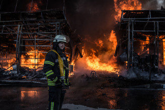 Putyin vészjósló beszéde, Zelenszkij kórházi látogatása, holttestek az utcán, kiégett házak a távolban