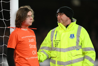 Játék közben a kapufához kötözte magát egy aktivista az Everton és a Newcastle meccsén