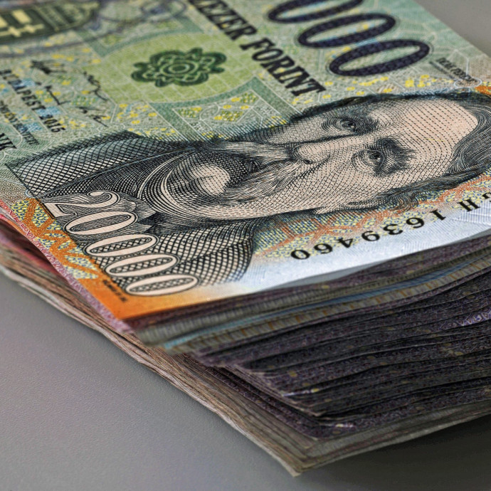 Ugyanott áll a magyar államadósság szintje, mint 2008 után, mégis jóval kevesebbe kerül ez az államnak