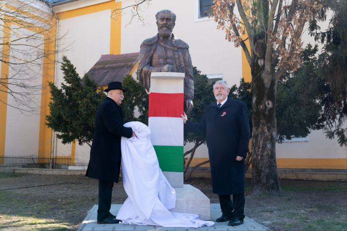 Csak pár órával az átadó előtt készült el a sárvári Batthyány-szobor felirata, akkor már nem lehetett kijavítani a hibát