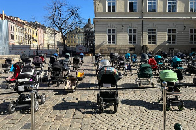 A megölt gyerekeket jelképezik a Lviv egyik terére kirakott babakocsik