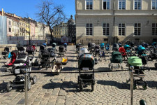 A megölt gyerekeket jelképezik a Lviv egyik terére kirakott babakocsik