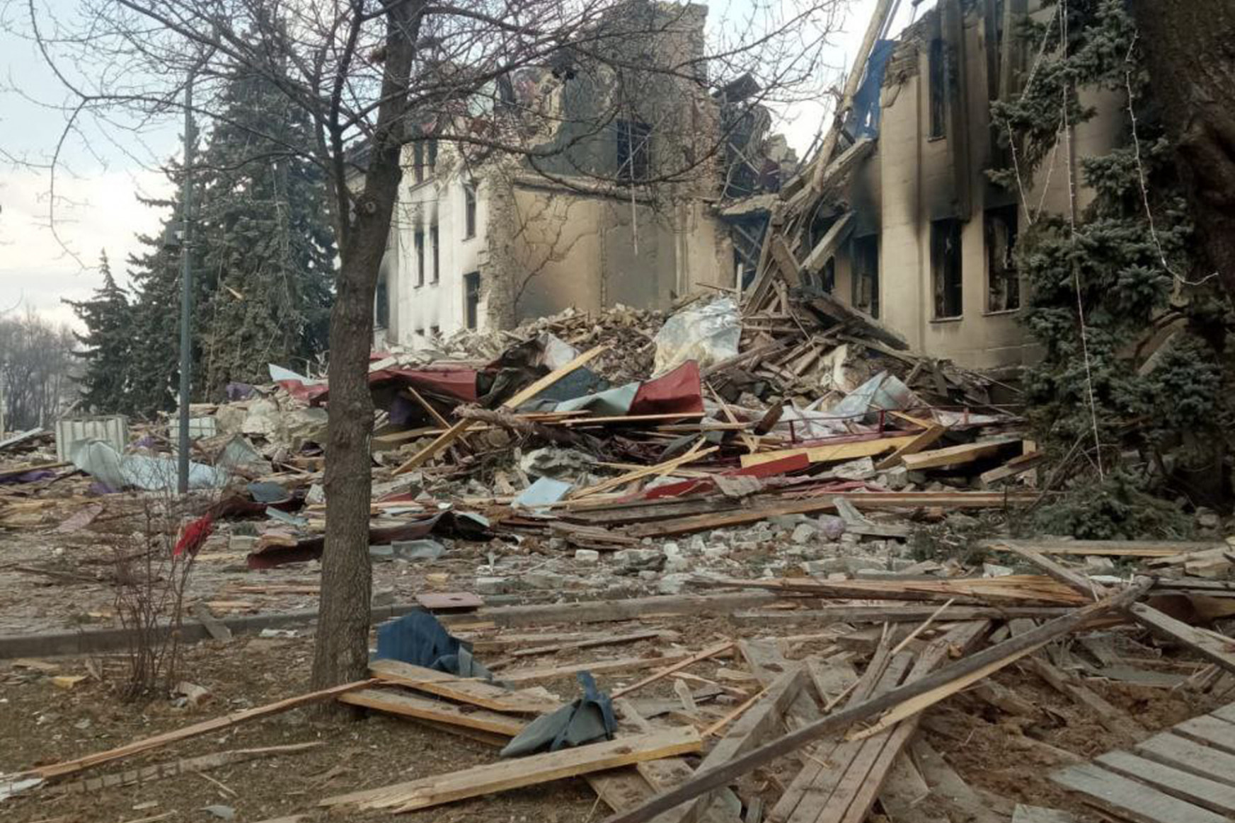 130 embert tudtak kihozni a lebombázott mariupoli színház romjai alól, több mint ezren rekedhettek a pincében
