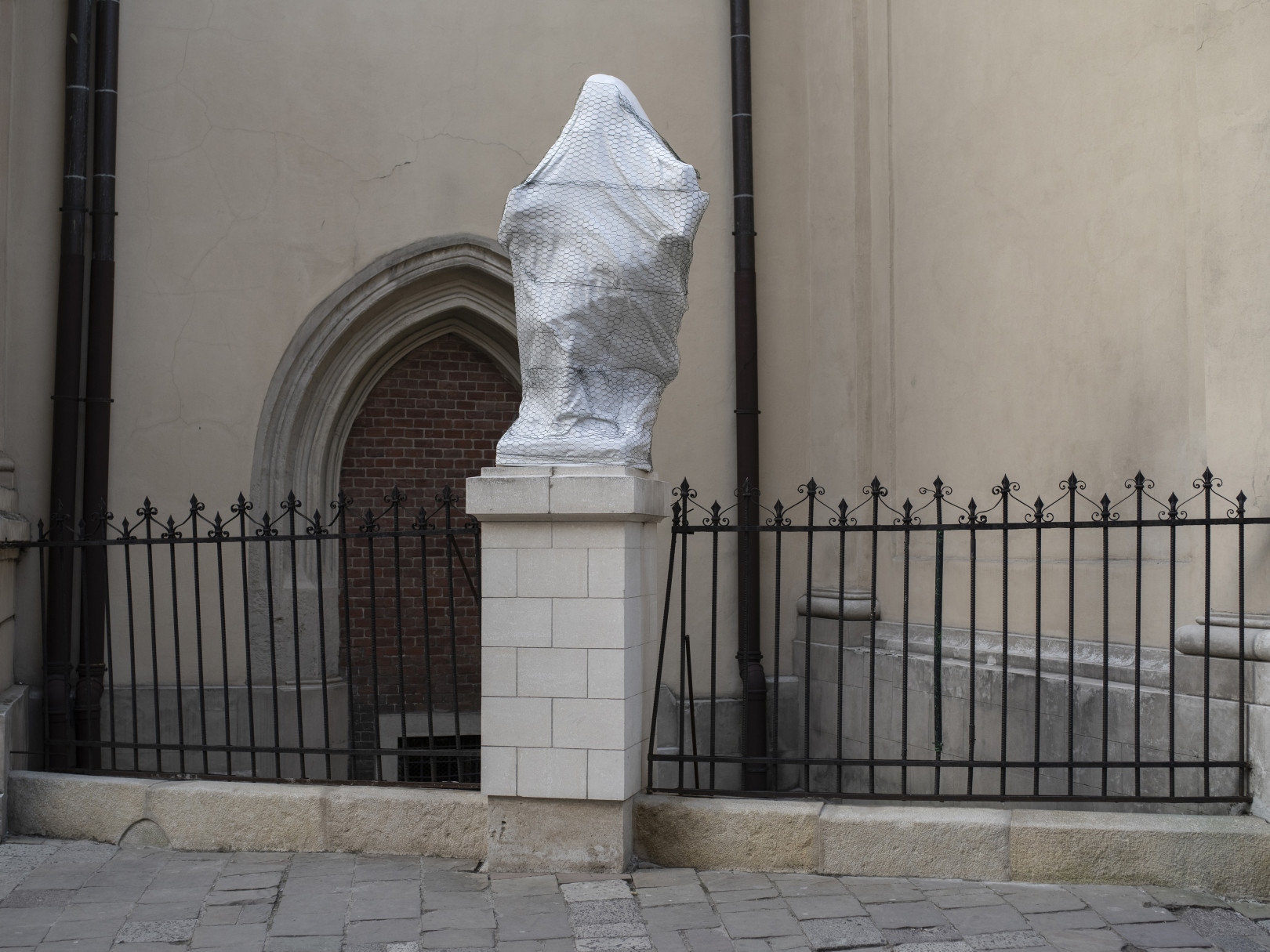 Bebugyolált szobor Lviv belvárosában – Fotó: Bődey János
