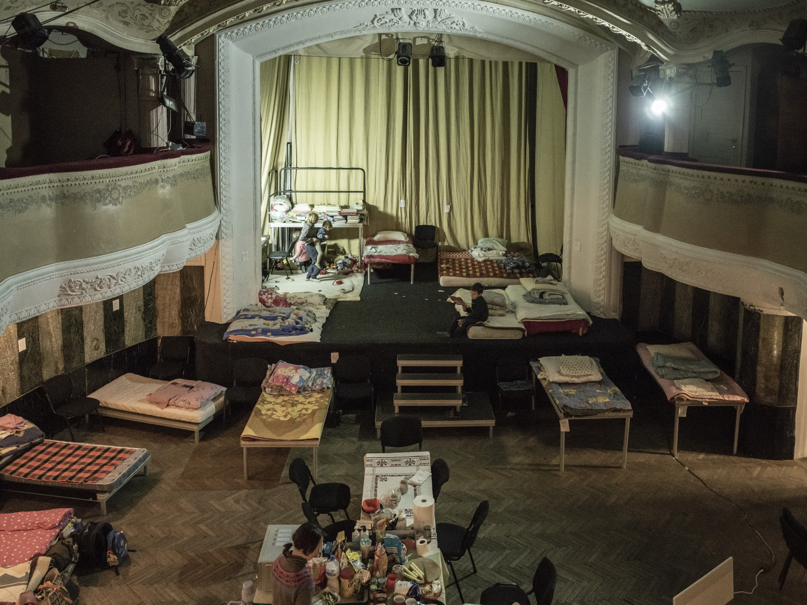 Menekültek a lvivi Les Kurbas Színház – Fotó: Bődey János / Telex