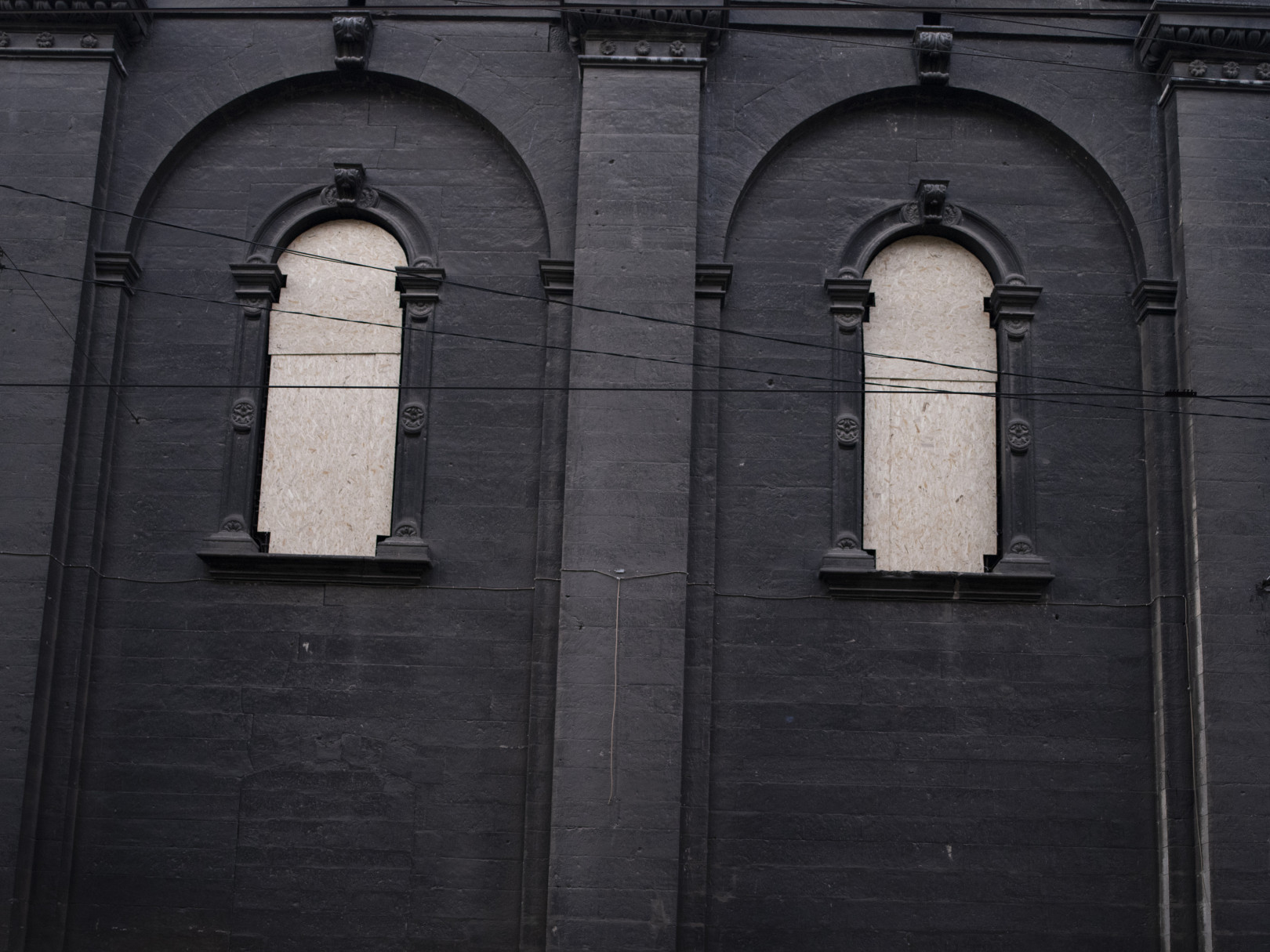 Egy templom bedeszkázott ablakai – Fotó: Bődey János / Telex