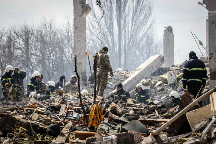 Még zajlik a romok eltakarítása a laktanyában – fotó: Huszti István / Telex