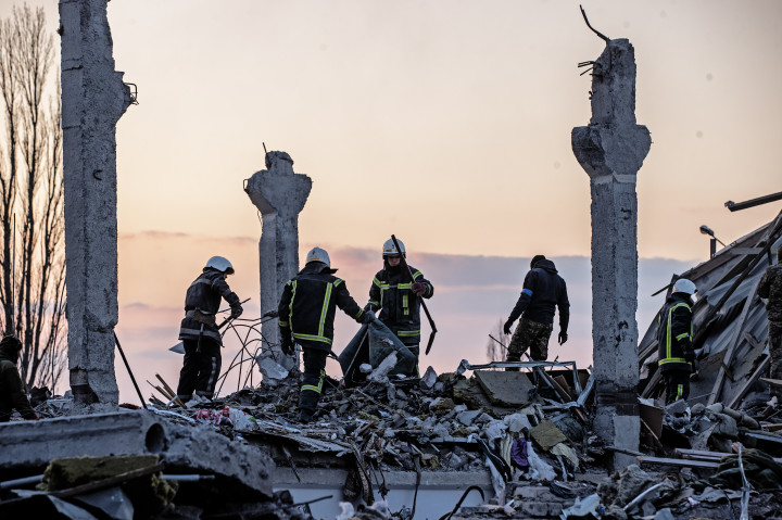 Még zajlik a romok eltakarítása a laktanyában – fotó: Huszti István / Telex