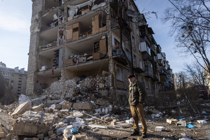 Egy férfi áll a reggeli légitámadásban megrongálódott otthona előtt Kijevben – Fotó: Chris Mcgrath / Getty Images
