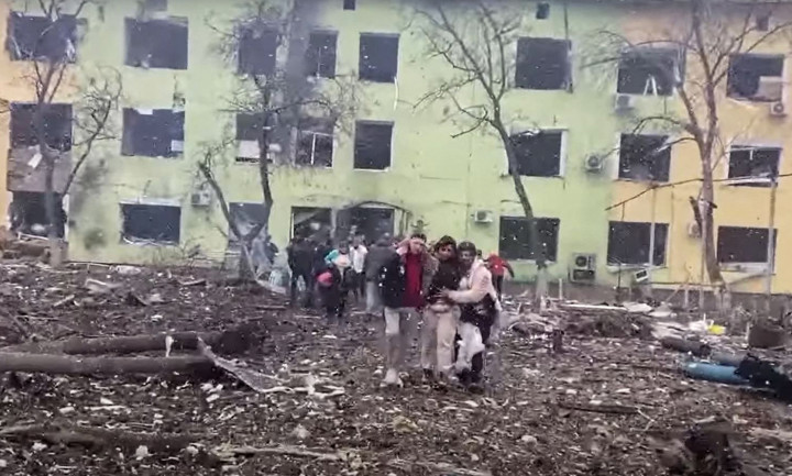 Egy képernyőkép a 2022. március 9-én lebombázott kórházról készült videóból – Forrás: Ukrán rendőrség / AFP