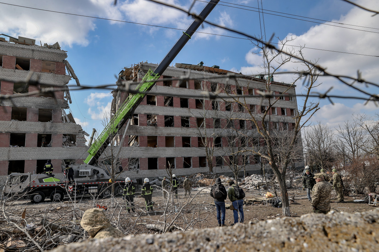 A laktanya egyik ötemeletes épületét is találat érte, az áldozatok többsége azonban nem itt, hanem egy kisebb épületben halt meg a rakétatámadásban – Fotó: Huszti István / Telex