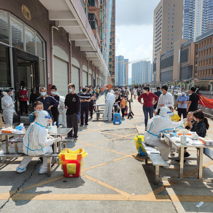 Kína pár Covid-fertőzött után azonnal leállította az elektronikai gyártás fellegvárát