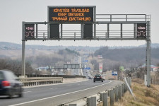 Ukrán feliratokkal segíti a menekültek tájékozódását a Magyar Közút