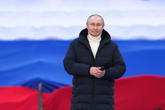 Putyin 4,5 millió forintos olasz luxuskabátban parádézott a háborúpárti ünnepségen
