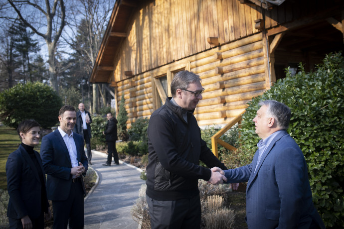 A Miniszterelnöki Sajtóiroda által közreadott képen Orbán Viktor miniszterelnök (j) és Aleksandar Vučić szerb államfő (j2) találkozója Belgrádban 2022. március 19-én. – Fotó: Benko Vivien Cher / Miniszterelnöki Sajtóiroda / MTI