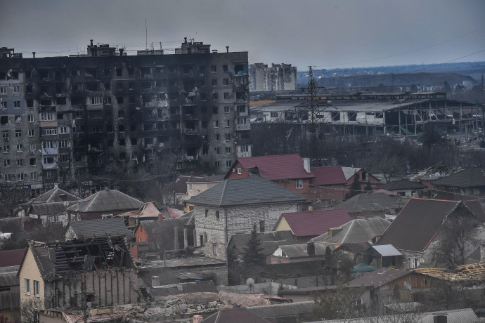 Orosz támadásban megsérült lakóépületek Mariupolban március 17-én – Fotó: Alexey Kudenko / Sputnik / AFP