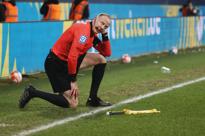 Kórházba került a Bundesliga-meccsen fejbe dobott partjelző