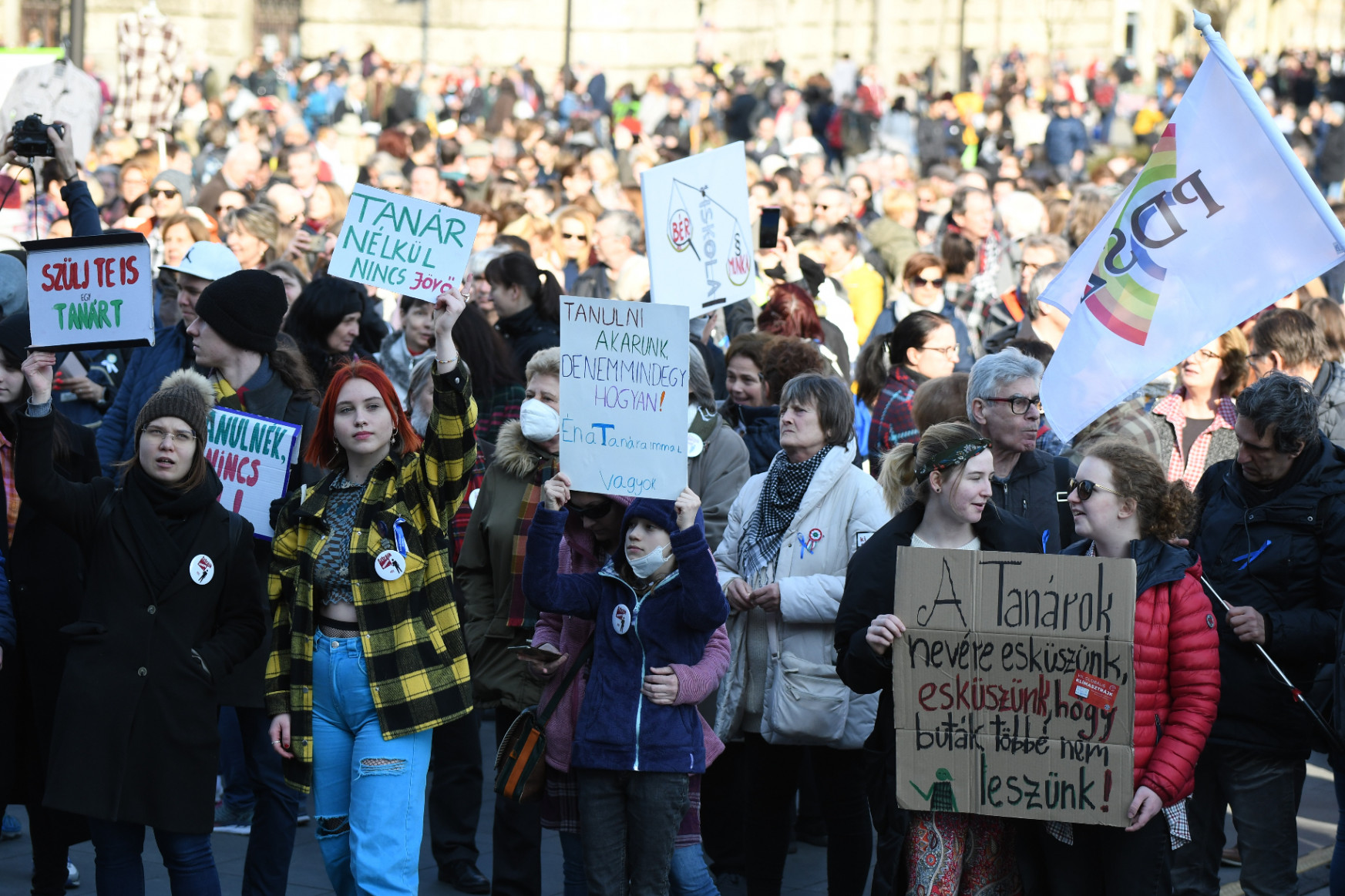 Ezrek tüntettek a tanárok béremeléséért és a sztrájkjogért a Kossuth téren