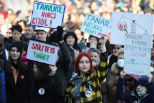 Ezrek tüntettek a tanárok béremeléséért és a sztrájkjogért a Kossuth téren