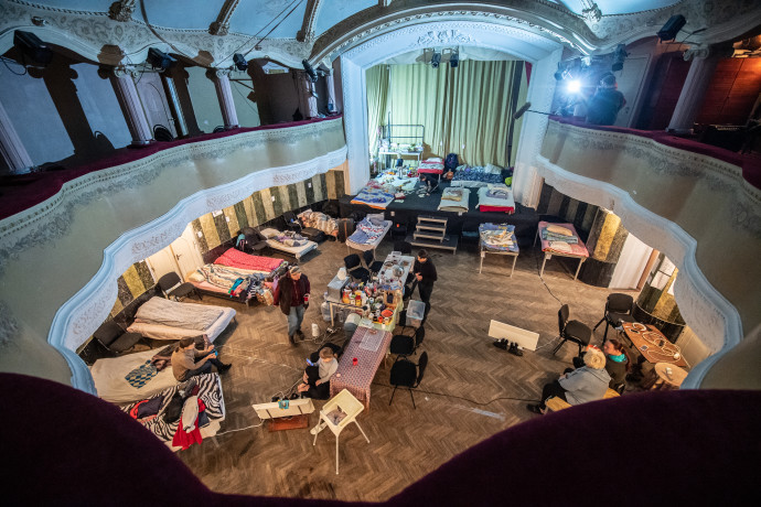Menekültek egy ideiglenesen menekültszállóként működő színházban Lvivben 2022. március 12-én – Fotó: Bődey János / Telex
