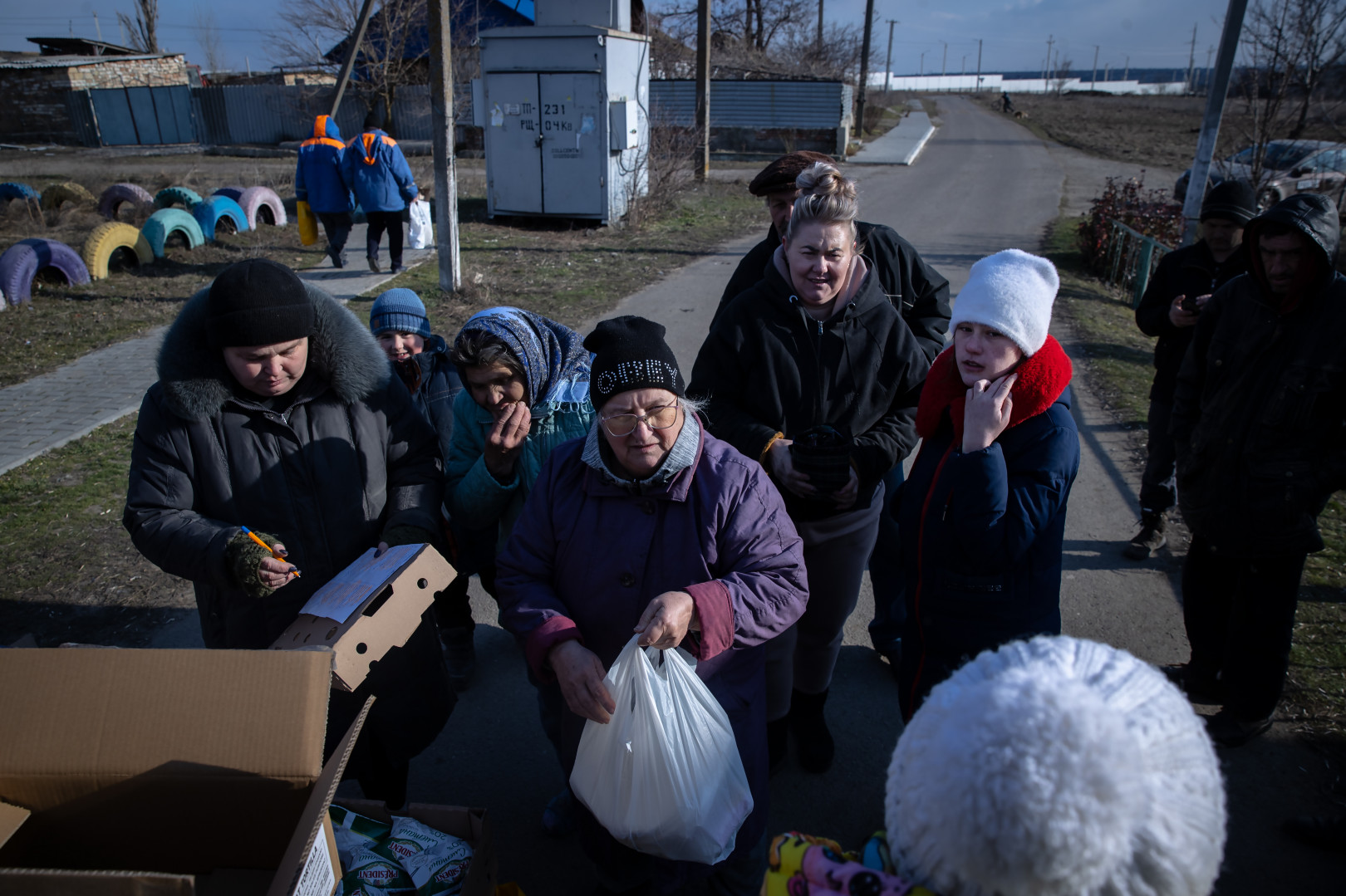 Distributing humanitarian packages in Kapustine, near Mykolayiv– Fotó: Huszti István / Telex
