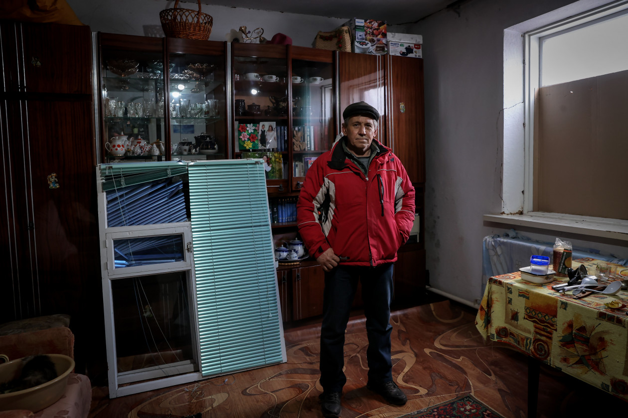 Margarita és Alekszandr mikolajivi lakása megsérült egy rakétatámadásban, ezért Alekszandr édesanyjához költöztek Ternivkába, ahol újabb rakéta csapódott be a házuk mellett – Fotó: Huszti István / Telex