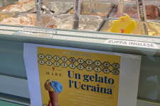 Kék-sárga fagyival tartottak jótékonysági napot szombaton az olasz cukrászdák