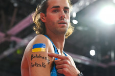 Az ukrán zászlót és ukrán sporttársai nevét festette karjára az olimpiai bajnok Tamberi Belgrádban