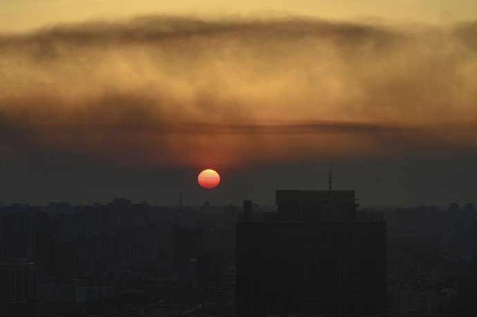 Füst száll fel Kijevben naplementekor 2022. március 19-én – Fotó: Aris Messinis / AFP