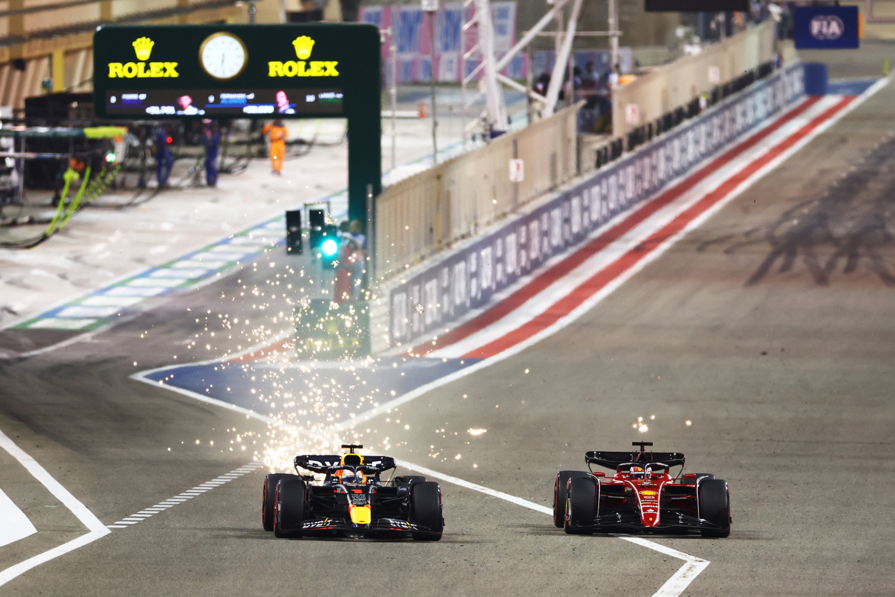 Kettős Ferrari-győzelem, két kieső Red Bull a hajrában és óriási eredmény a Haastól a Bahreini Nagydíjon