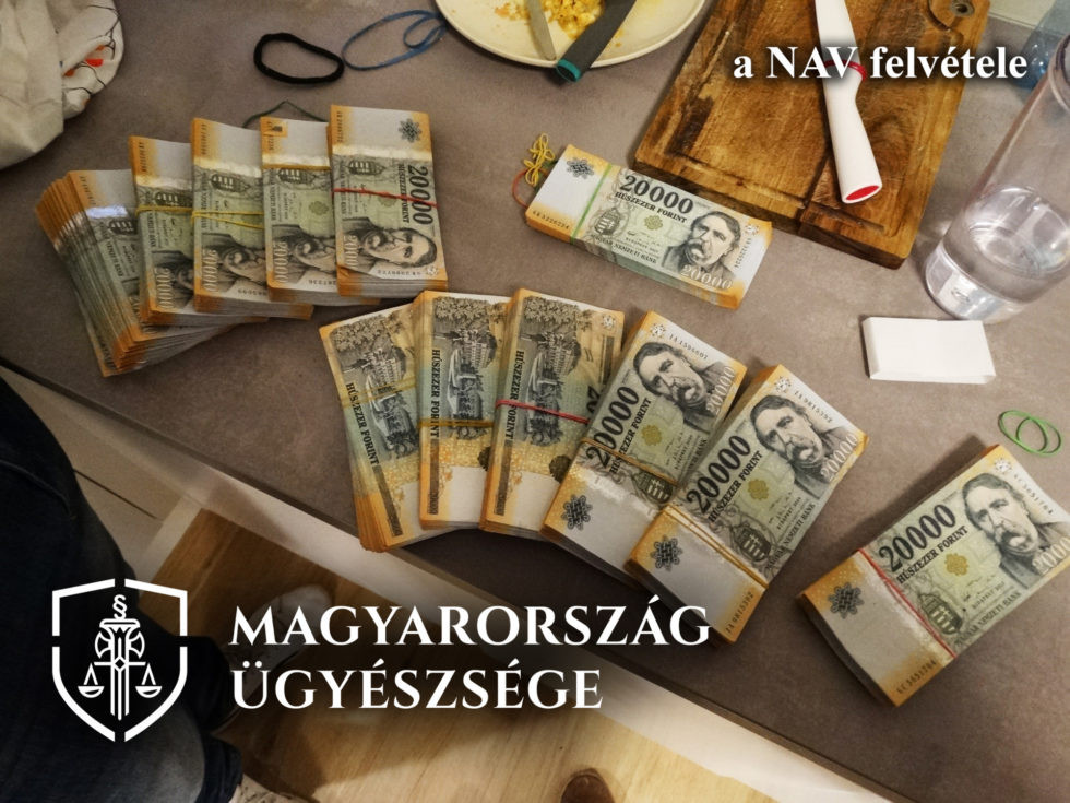 A 2021. április 14-i házkutatáson lefoglalt pénzkötegek – Forrás: Fővárosi Főügyészség