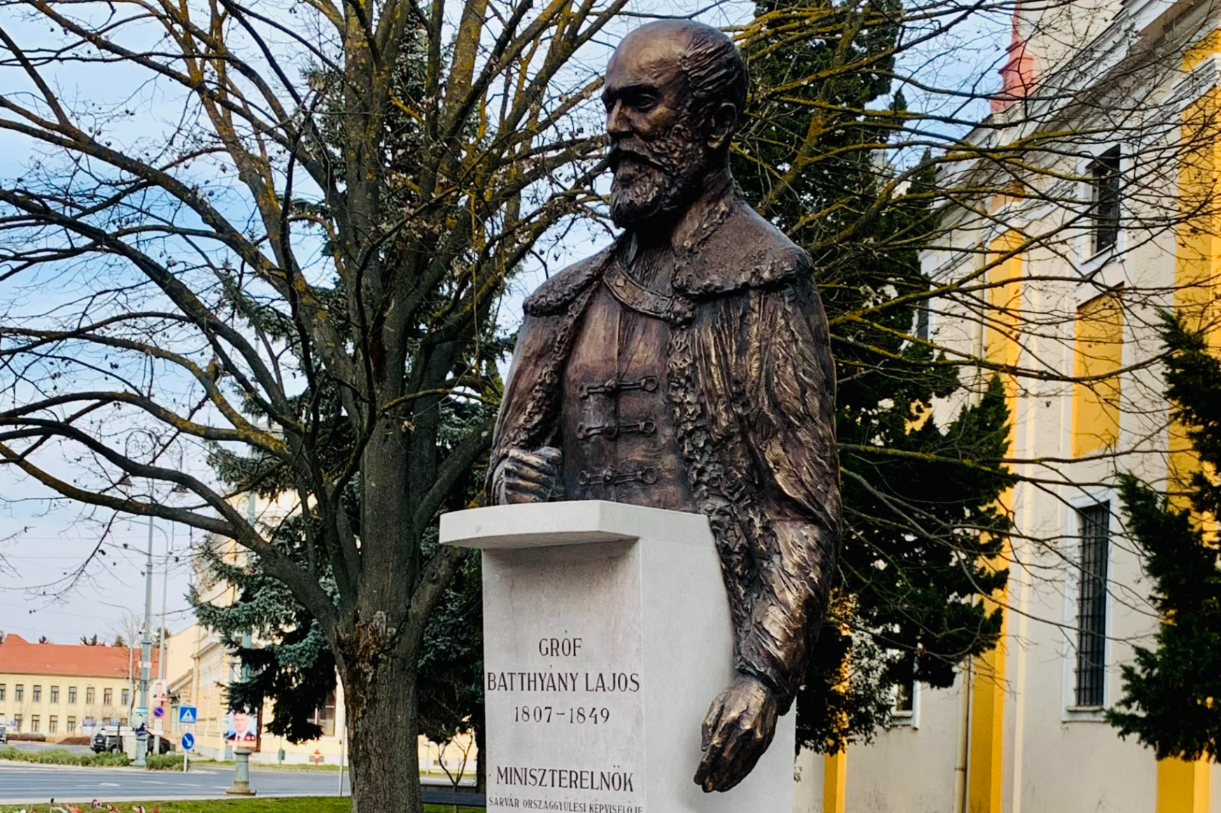 Másfél nap alatt újravésték a sárvári Batthyány-szobor feliratát