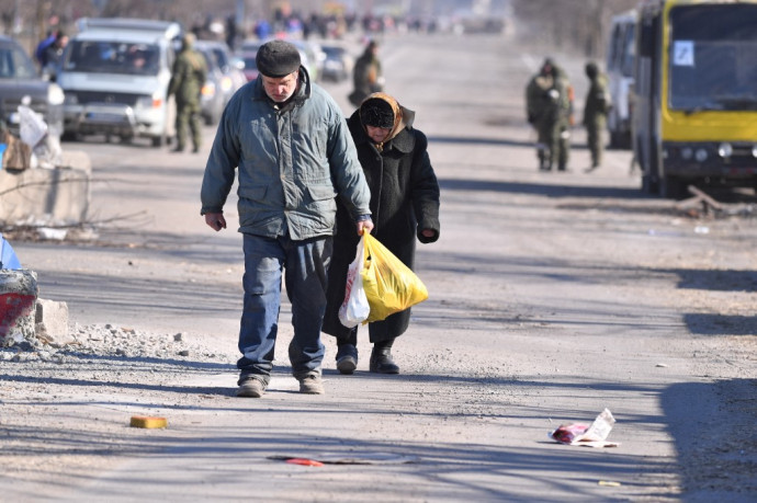 Mariupoli járókelők március 19-én az orosz Szputnyik hírügynökség által közzétett fotón – Fotó: Viktor Antonyuk / Sputnik / AFP