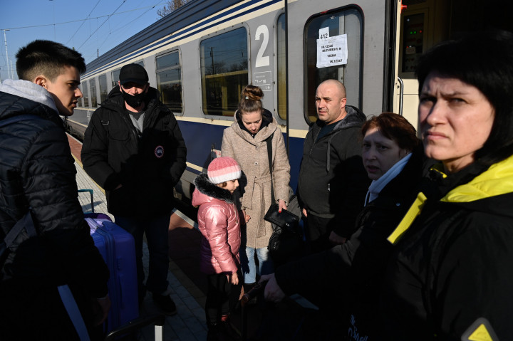 Menekültek a kőbányai vasútállomáson – Fotó: Bődey János / Telex