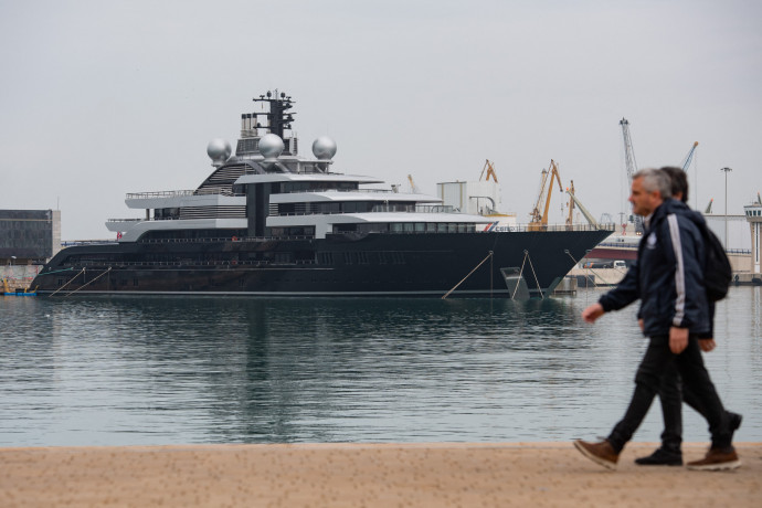 Egy orosz oligarcha lefoglalt jachtja egy spanyolországi kikötőben 2022. március 17-én – Fotó: Adria Puig / Anadolu Agency / Getty Images