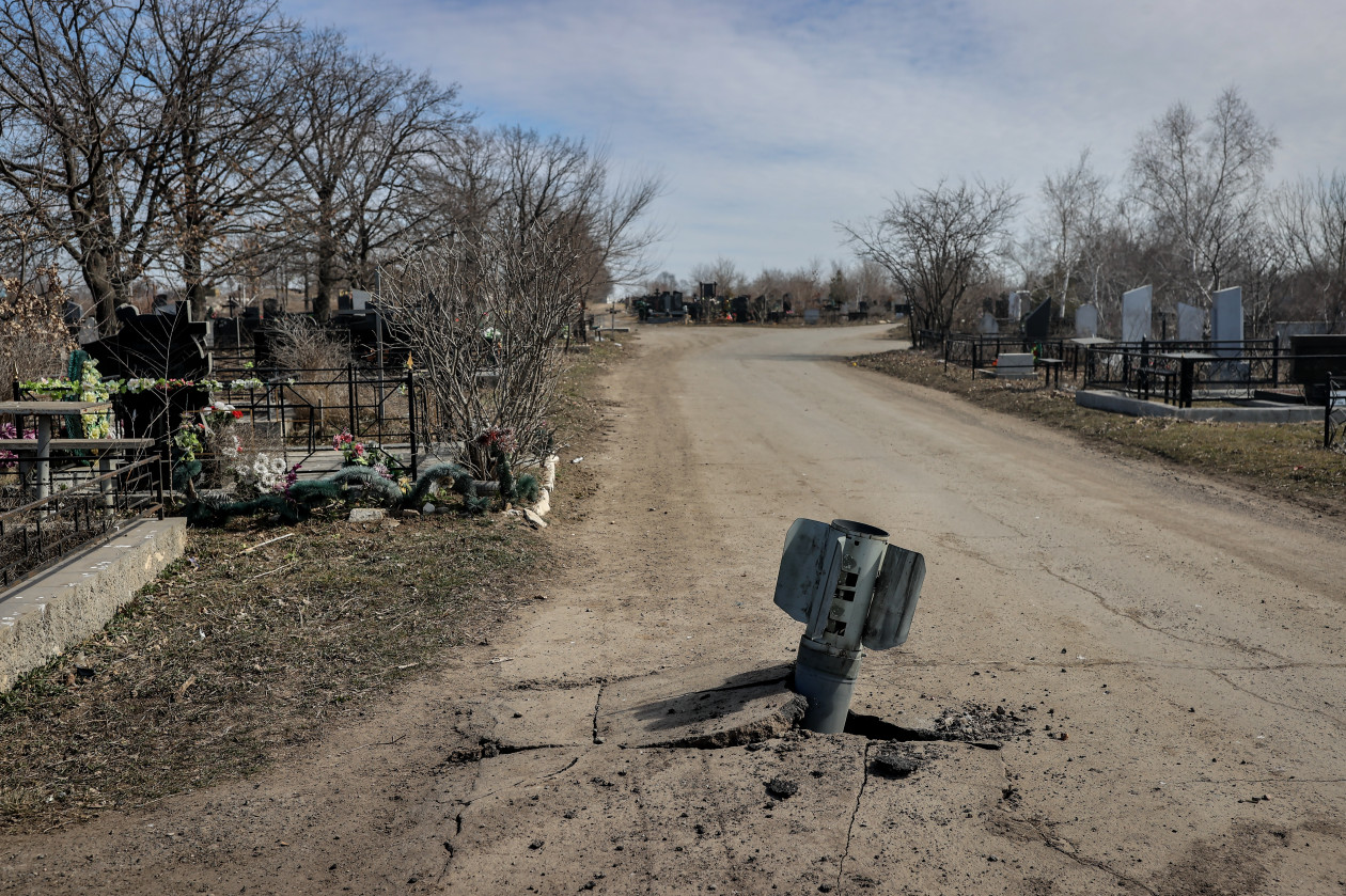 Szmercs rakéta a Mikolajiv külterületén lévő Miskove temetőben. A mellette lévő hulladéklerakót több találat is érte, napok óta ég, és a robbanás a szemetet is a temető felé hozta – Fotó: Huszti István / Telex