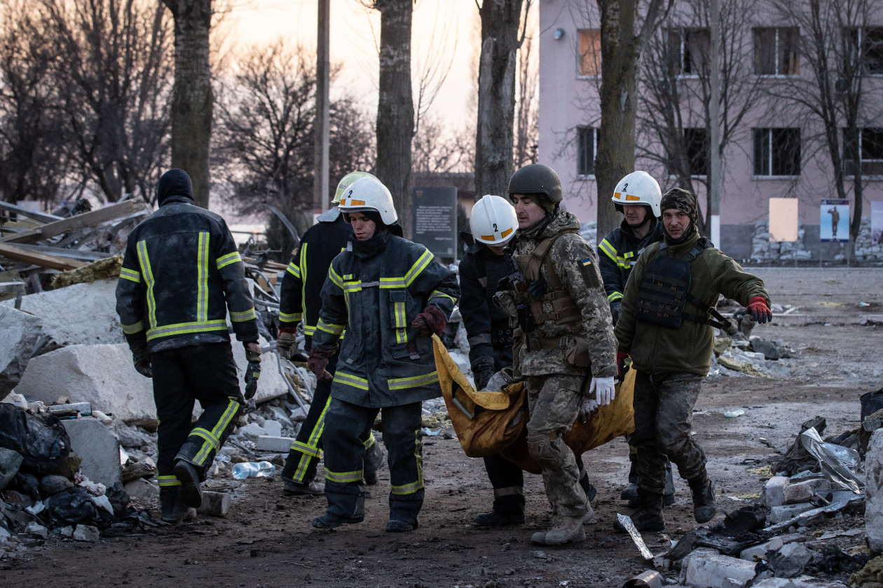 Rescue efforts at the Mykolaiv barracks following the rocket attack last Friday. – Photo: Huszti István / Telex