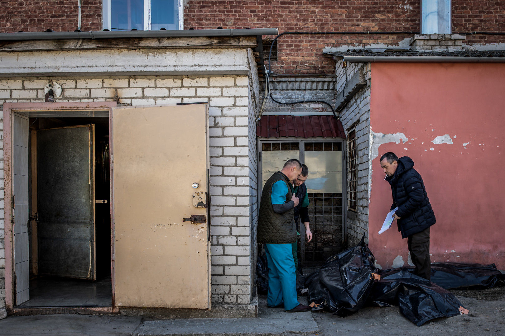 Identifying the victims of the attack on the barracks – Photo: Huszti István / Telex