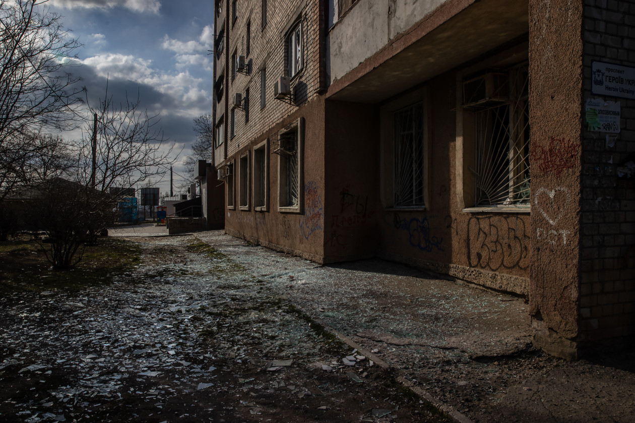 Shettered windows at a housing estate in Mykolaiv following the attack which killed nine civilians – Photo: Huszti István / Telex