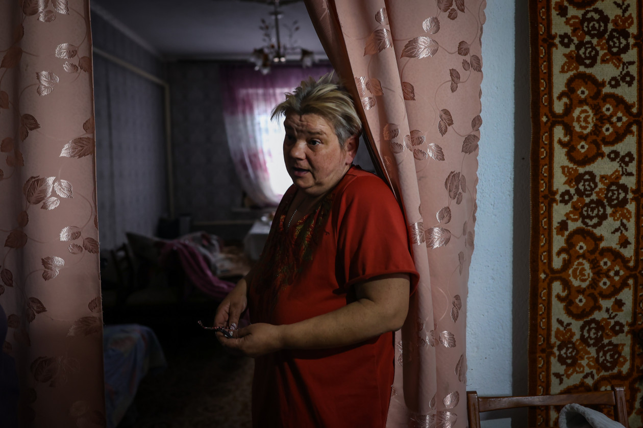 Margarita and Aleksandr's apartment in Mykolaiv was damaged in a rocket attack, so they moved in with Aleksandr's mother in Ternivka, where another rocket landed next to their house. – Photo: Huszti István / Telex