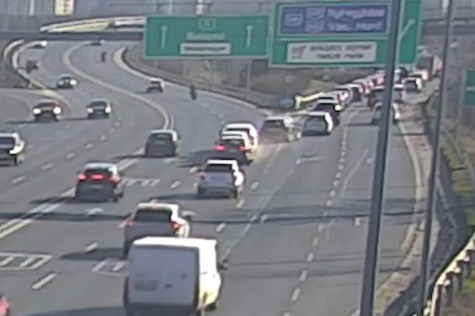 Sávváltás közben négyes karambolt okozott, majd elhajtott egy autós a 11-es főúton