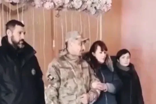 Esküvő a rommá lőtt Mariupol egyik óvóhelyén