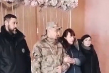 Esküvő a rommá lőtt Mariupol egyik óvóhelyén