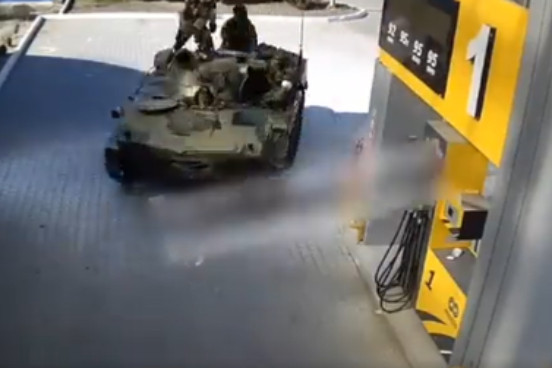Benzinkúti boltban zabráló orosz katonákról közölt videót az ukrán külügy