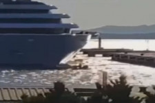 Ukrán zászlós tüntetők akadályozták a kikötésben Abramovics szuperjachtját