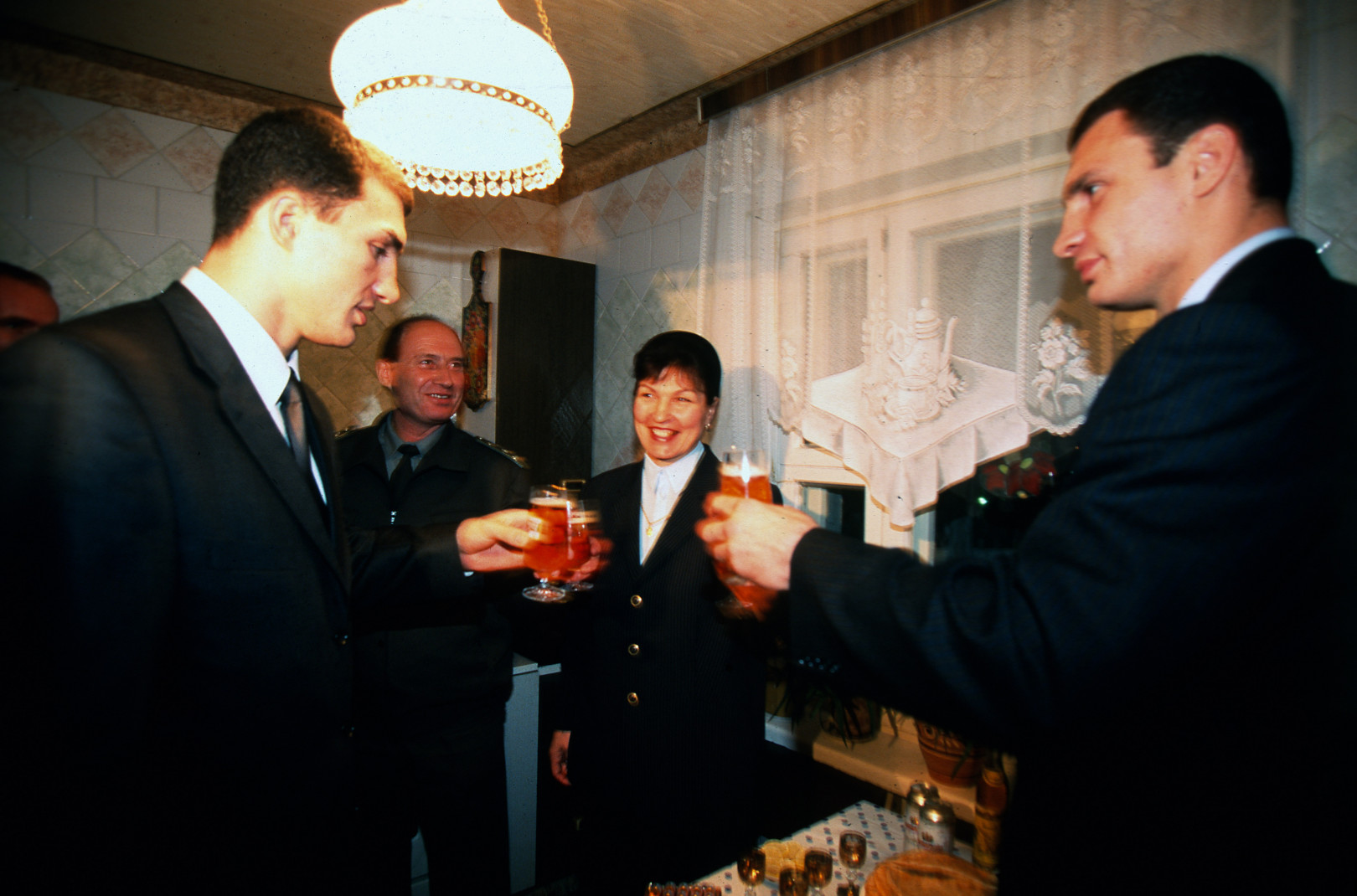 Vitalij és testvére, Volodomir Klicsko egy szüleiknél tett látogatáson 1998 októberében – Fotó: Mark Sandten / Getty Images